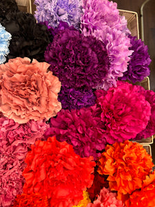 Flores tenemos: claveles,dalias,peonias. consultame por privado para más colores, tenemos todos!!!
