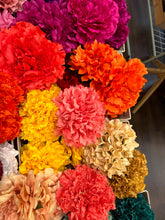 Cargar imagen en el visor de la galería, Flores tenemos: claveles,dalias,peonias. consultame por privado para más colores, tenemos todos!!!
